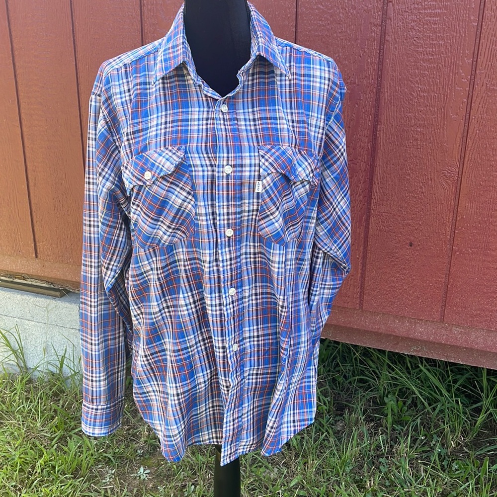 Vintage look Levi’s button down lightweight plaid shirt. Size XL.